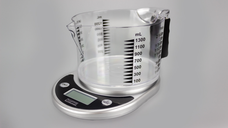 Talking kitchen scales with jug