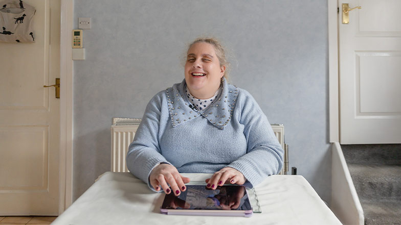 A woman with sight loss using her Apple iPad 